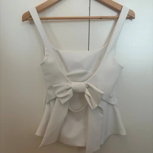 Topp med rosett - Jättefin och populär topp med rosett i ryggen från Zara! Endast använd 1 gång, så den är som ny! 