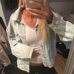 ljusblå jeansjacka - aldrig använt! den är lite större  i storleken💕