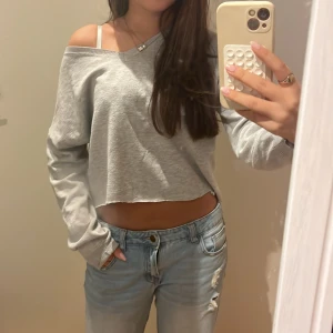 Off shoulder tröja  - Off shoulder tröja skitnsygg. Passar till allt säljer då den inte används. Köpt på second hand affär