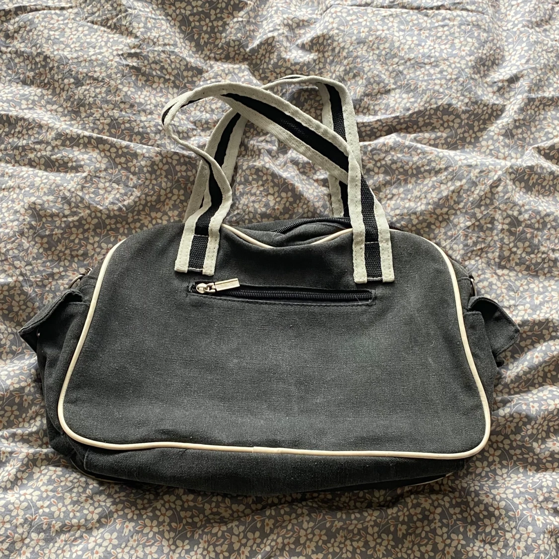 Svart axelväska med tryck och brodyr - 1