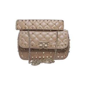 Väska - Väska med nitar, ända defekten är att låset är lätt att få upp när man stänger den.