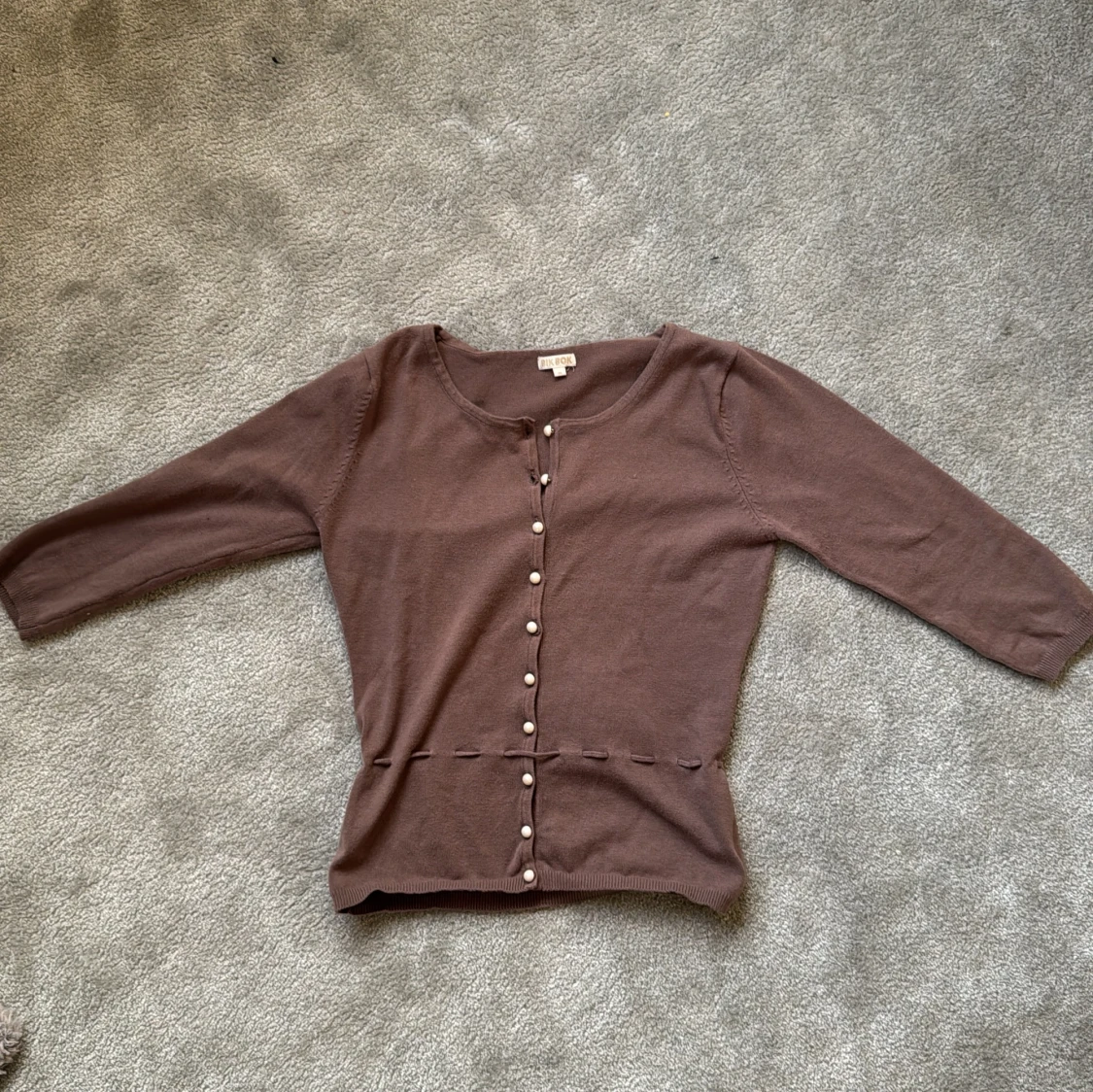 Brun kofta med pärlknappar från Bik Bok - 2