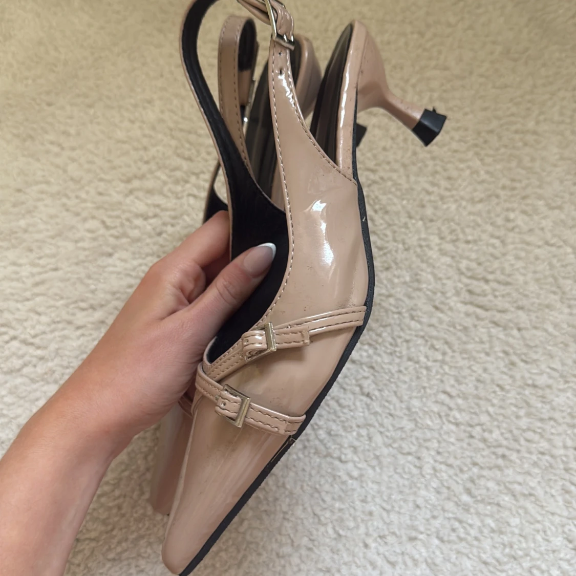 Beiga lackade pumps med spetsig tå - 2