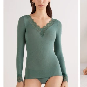 Grön långärmad intimissimi - Snygg grön intimissimi tröja. den är genomskinligare i verkligheten än på bilden, säljer pga att det inte används! 