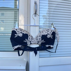 Intimissimi pretty flowers gioia push up bh - Bra skick inga defekter, lappen är bortklippt men band är uppmätt till 70cm!💖ESTIMERAD 70B/C men intimissimi är små i storleken så 70A/B💖Pushup!