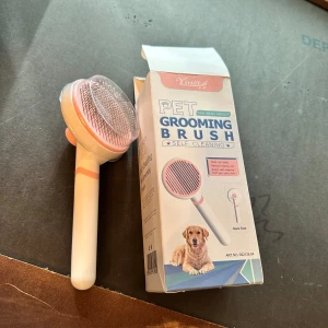 Self Cleaning Pet Grooming Brush - Praktisk självrenande borste för husdjur. Perfekt för att ta bort lös päls och smuts, med fina nålar som är skonsamma mot djurets hud. Lätt att använda och rengöra. Produkten ser oanvänd ut och levereras i originalförpackning.