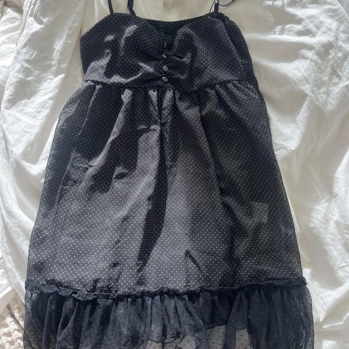 Svart polkadot kortklänning med volang - 1