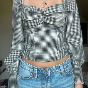 Rutig topp - Superfin topp som funkar i både skola och på fest