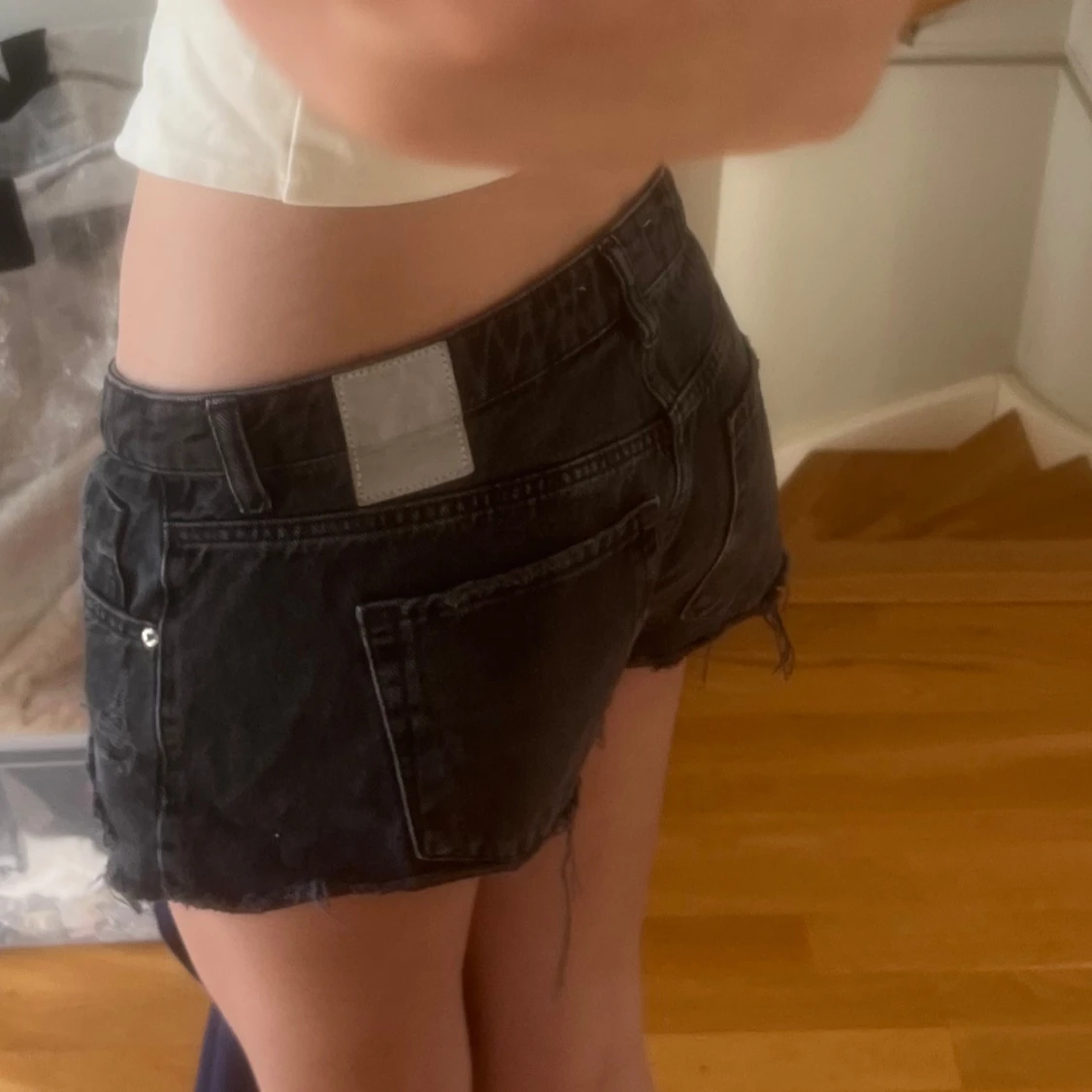 Svarta jeansshorts med fransig kant