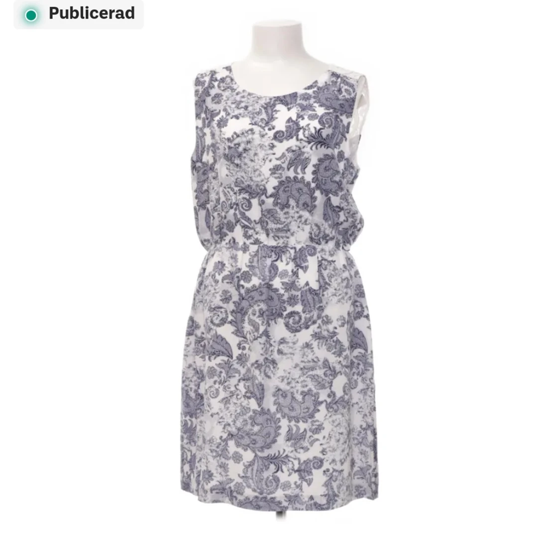 Vit och blå mönstrad klänning Wera Stockholm 