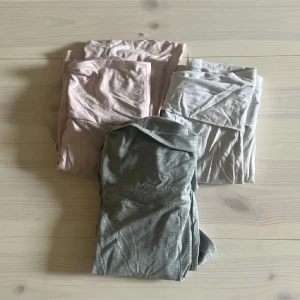 3 yoga pants från Gina  - Rosa: st 146-152~100kr. Grå: st 158-164~100kr Vita: st 146-152~100kr. Alla tillsammans kostar 250
