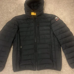 Svart dunjacka från Parajumpers PJS - Svart parajumpers dunjacka, i gott skick, vid önskan av fler bilder kontakta mig. Storlek smal.