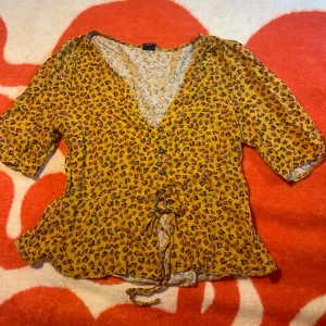 Blus Urban outfitters - Knappt använd, behöver strykas renchcoat #oversizedblazer #woolcoat #leatherjacket #pufferjacket   #corsettop #laceblouse #chunkyknit #turtlenecksweater #cardiganstyle   #pleatedskirt #midiskirt #longskirt #leatherskirt #widelegpants   #straightlegje