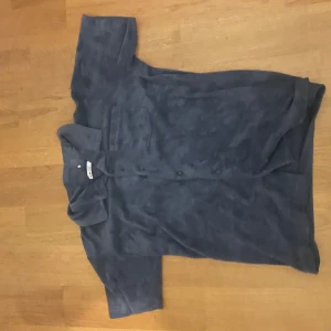 Grön och blå  frotté t-shirt från KappAhl och Lager 157 båda för 60 - Mjuk grön och blå t-shirt i frotté från KappAhl och lager 157 Klassisk passform med korta ärmar och liten krage. Perfekt för dig som gillar chill och retrovibbar. Materialet är skönt mot huden och ger en avslappnad look. På den blåa är storleken 160