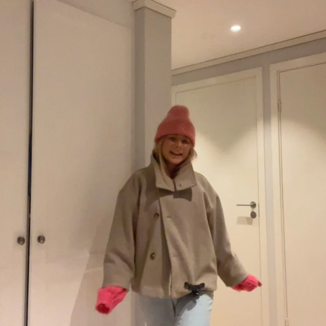 Beige ulljacka med stora knappar - 2