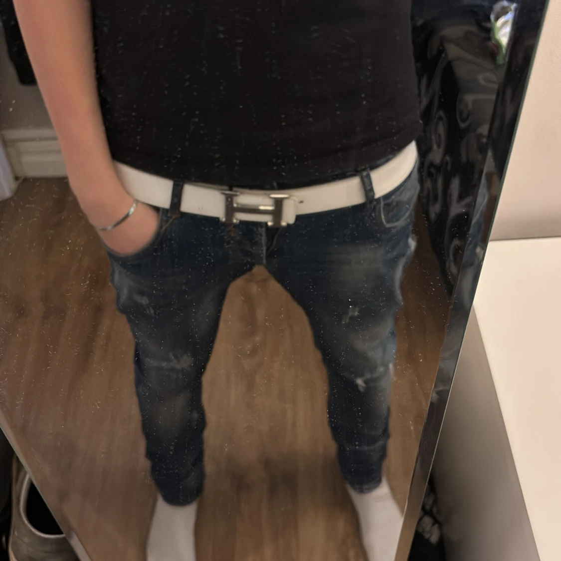 Vitt skärp med H-spänne i skinn - 2