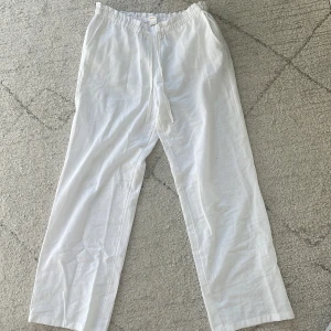 Linnebyxor från Gina Tricot - Snygga vita linnebyxor från Gina Tricot med avslappnad passform. Byxorna har låg midja och resår i midjan, raka ben och fickor både fram och bak. Byxorna var tyvärr för små för mig men är i nytt skick, endast testade.