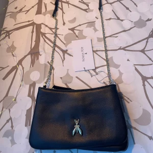 Patrizia Pepe crossbody shoulder bag - Brand new Patrizia Pepe crossbody shoulder bag, color black. Original price 324,95€.  •    Outer material: leather •	Lining: polyester •	Adjustable shoulder strap •    Closure: zipper •    Inside: magnetic closures/holders  📍Dimensions: 	•	Weight: 350 g 	•	Length: 23 cm 	•	Width: 3 cm 	•	Height: 13 cm 	•	Capacity: 1 L  📍Product number: P1451H9IP-Q11 📍Supplier model ID: 2B0103 L133