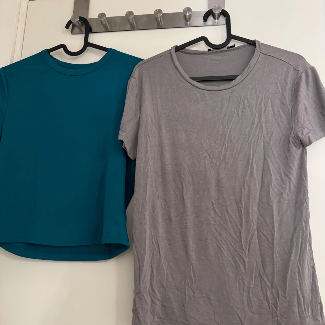 Två basic t-shirts i blått och grått - 1