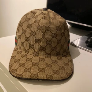 Beige Gucci keps  - Snygg beige keps från Gucci. Kepsen är lite använd men har ej hål eller liknande! Kom med minsta lilla fråga, och lägg prisförslag!