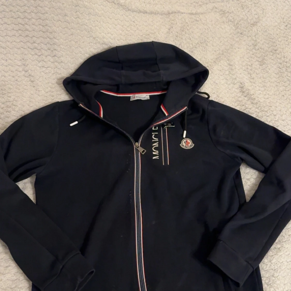 Marine blå hoodie från Moncler med dragkedja