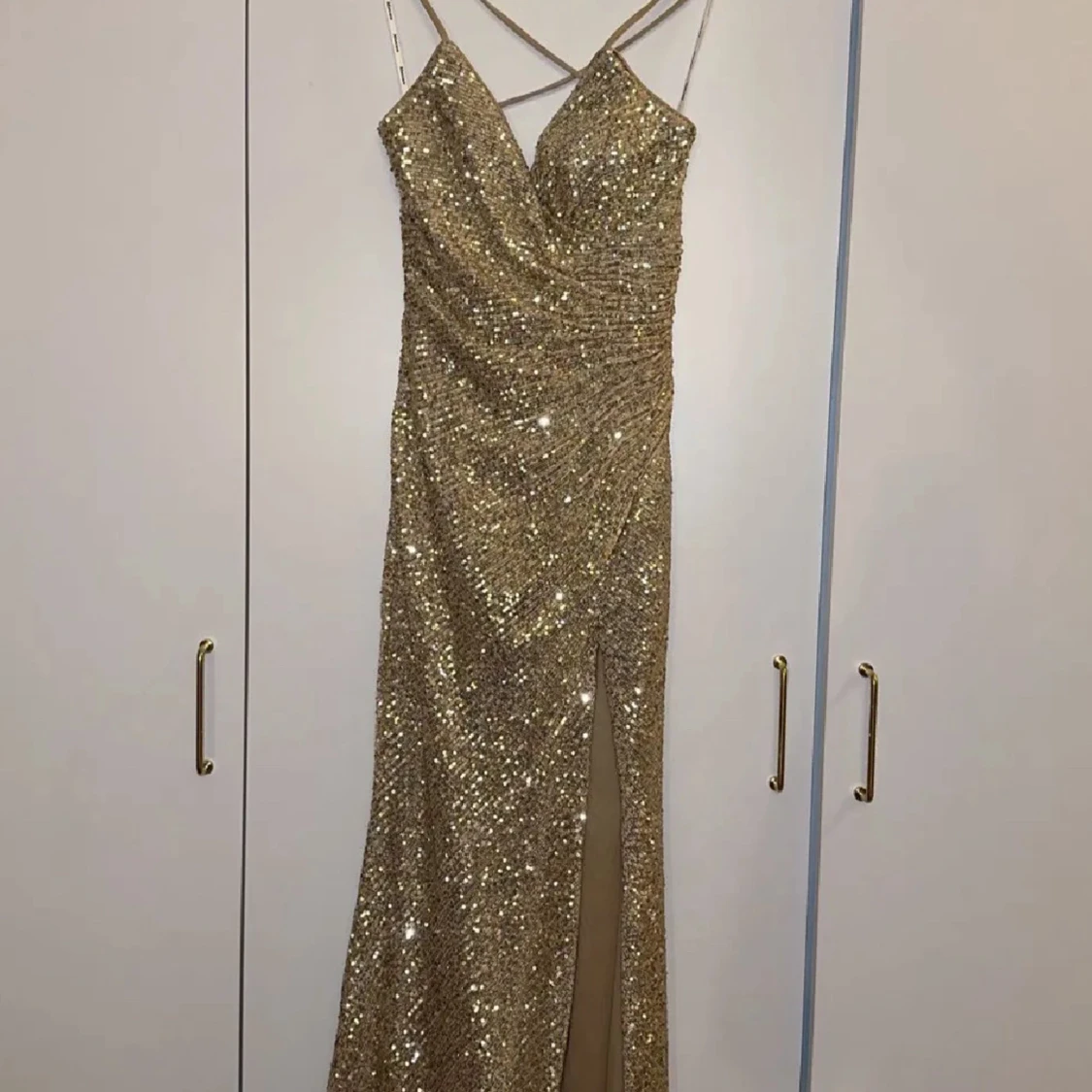 Guldglittrig klänning - 1