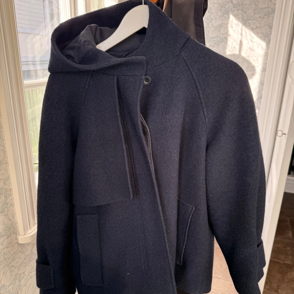 Mörkblå kappa från COS - 1