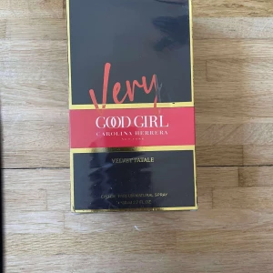 Very Good Girl Velvet Fatale - Stilren parfym från Carolina Herrera, Very Good Girl Velvet Fatale. Eau de Parfum Natural Spray, 80 ml. Perfekt för dig som vill sticka ut med en ikonisk doft i snygg förpackning.