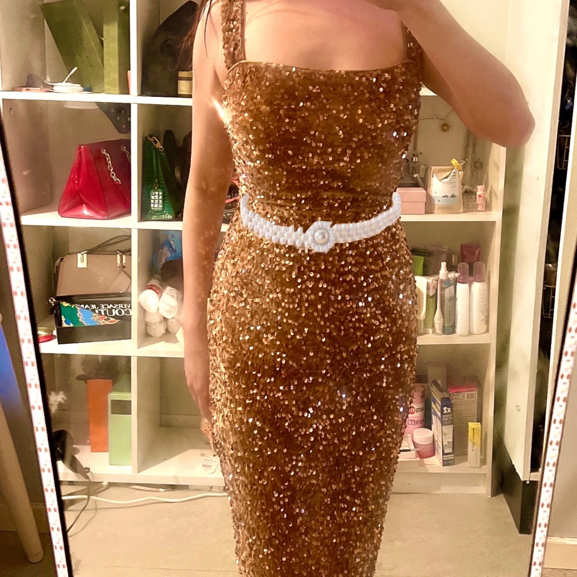 Glittrig guld långklänning med paljetter och 2 presenter 