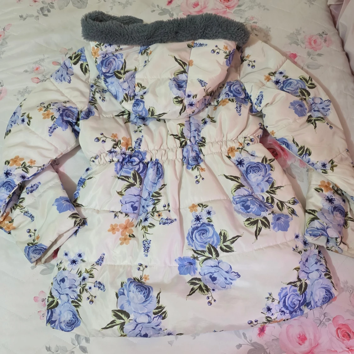 Blommig pufferjacka med huva - 1