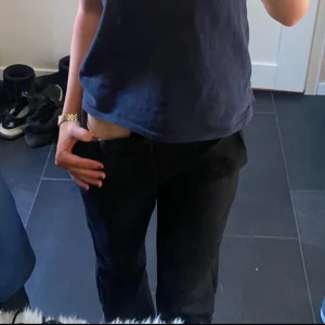 Vera Kostymbyxa Bikbok - Storlek 36 i normallängd, klippta och passar mig som är 160 i längden 🩷🩷🩷 originalpris 499 kr!