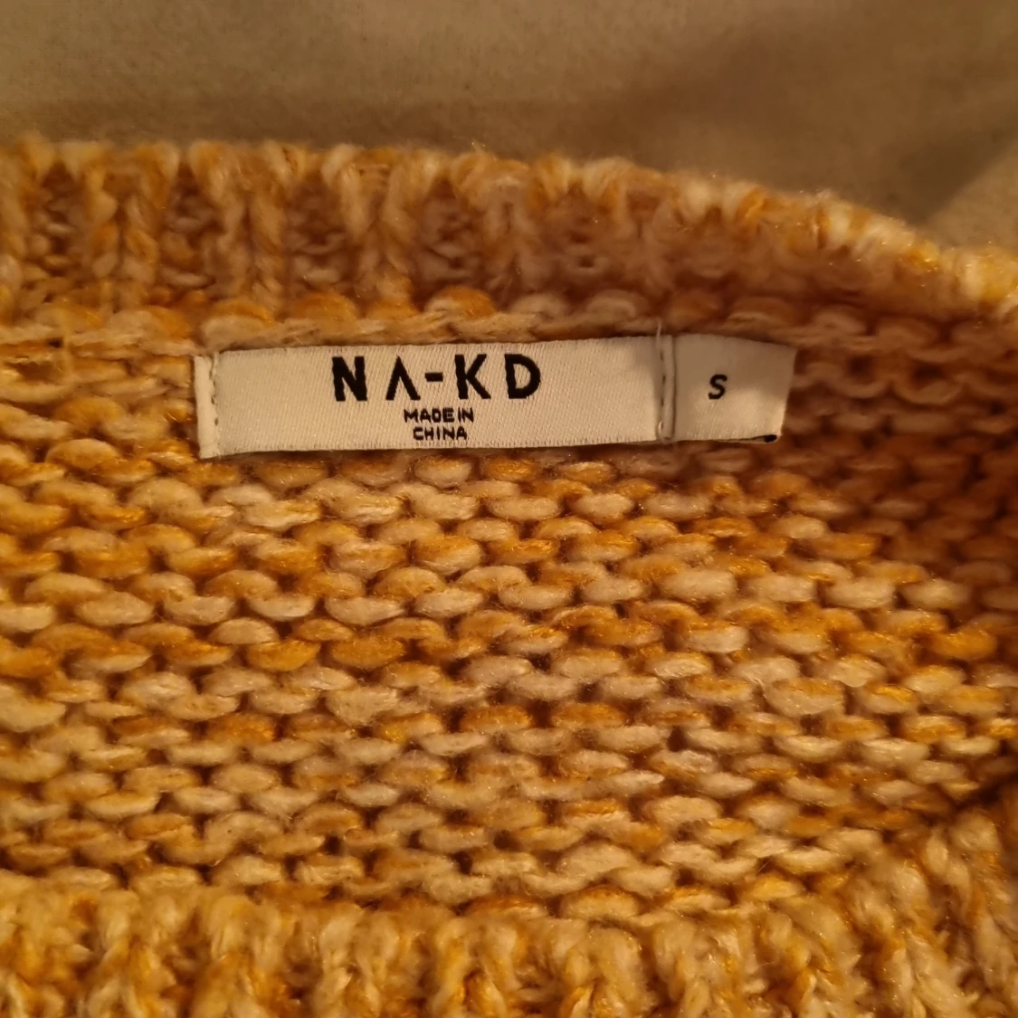 Gulmelerad stickad tröja från NA-KD - 1