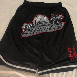 Trapstar London Shooters meshshorts XS - Tja! Säljer dessa as feta shorts från trapstar. Dem är riktigt sköna och nice för både chill I solen, chill hemma, eller t.o.m träning. Dessa har använts bara 1 gång hemma men sen aldrig mer. Har du en eller flera frågor så är det bara att skriva. Pris kan diskuteras!.⭐️