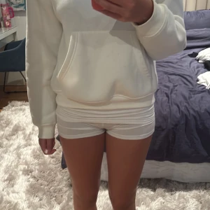 Vita tighta shorts från Gina tricot - Säljer ett par vita, supertighta shorts från gina tricot i stretchigt material. De är korta och sitter högt i midjan, perfekta för dig som gillar en clean och enkel look. Passar till allt och är riktigt bekväma.