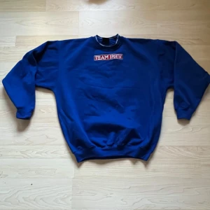 Blå sweatshirt Team Sportia XXL - Blå  tröja  från Team Sportia i storlek XXL. Aldrig använd.