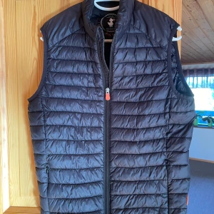 Save the duck väst - Save tre duck väst i riktigt bra skick. Västen är svart och har en riktig t skön passform och passar till allt! Pris kan diskuteras vid snabb affär!