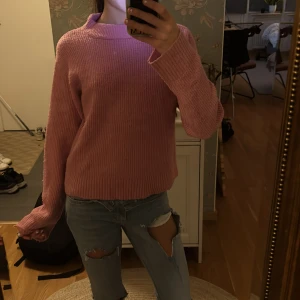 Rosa stickad tröja från Zara - Mysig rosa stickad tröja från Zara med rak passform och ribbad struktur. Tröjan har en enkel rund halsringning och långa ärmar, perfekt för lager-på-lager under kyliga dagar.