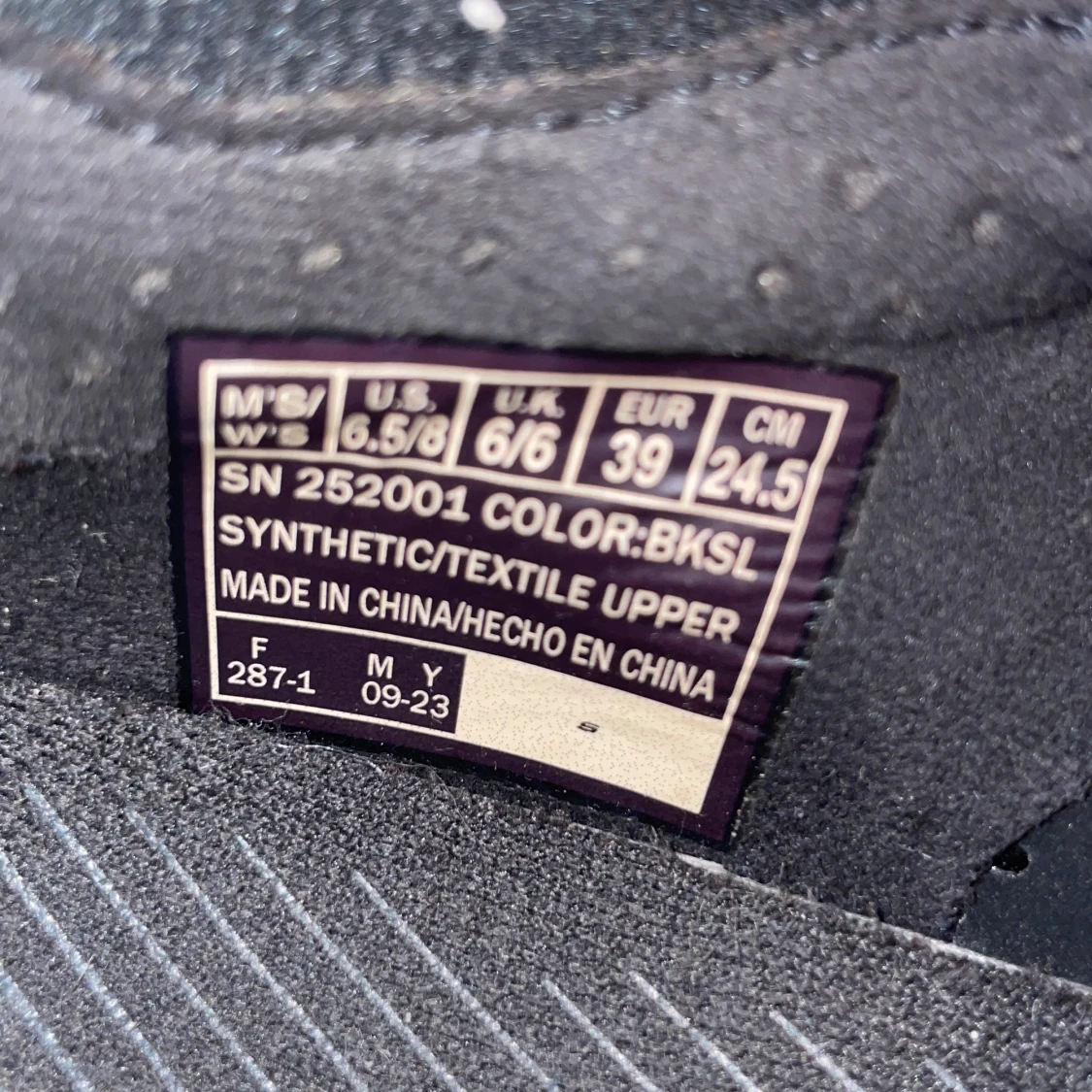 Svarta fotbollsskor RAZOR strl 39 - 2