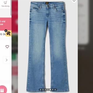 Blå bootcut jeans från Lee - Säljer ett par ljusblå bootcut jeans från Lee med klassisk femficksdesign och snyggt Lee-märke bak i midjan. Jeansen har låg midja och är tillverkade i mjukt denimtyg som sitter skönt. Perfekta för dig som gillar en avslappnad men ändå stilren look. De har storlek w24 L31 lägg prisförslag!