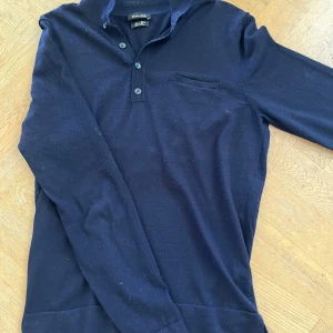 Långärmad pikétröja från Massimo Dutti - Använd men bra skick lite hål i ena armen men inget man ser vi användning, hojta till vid bild eller andra frågor