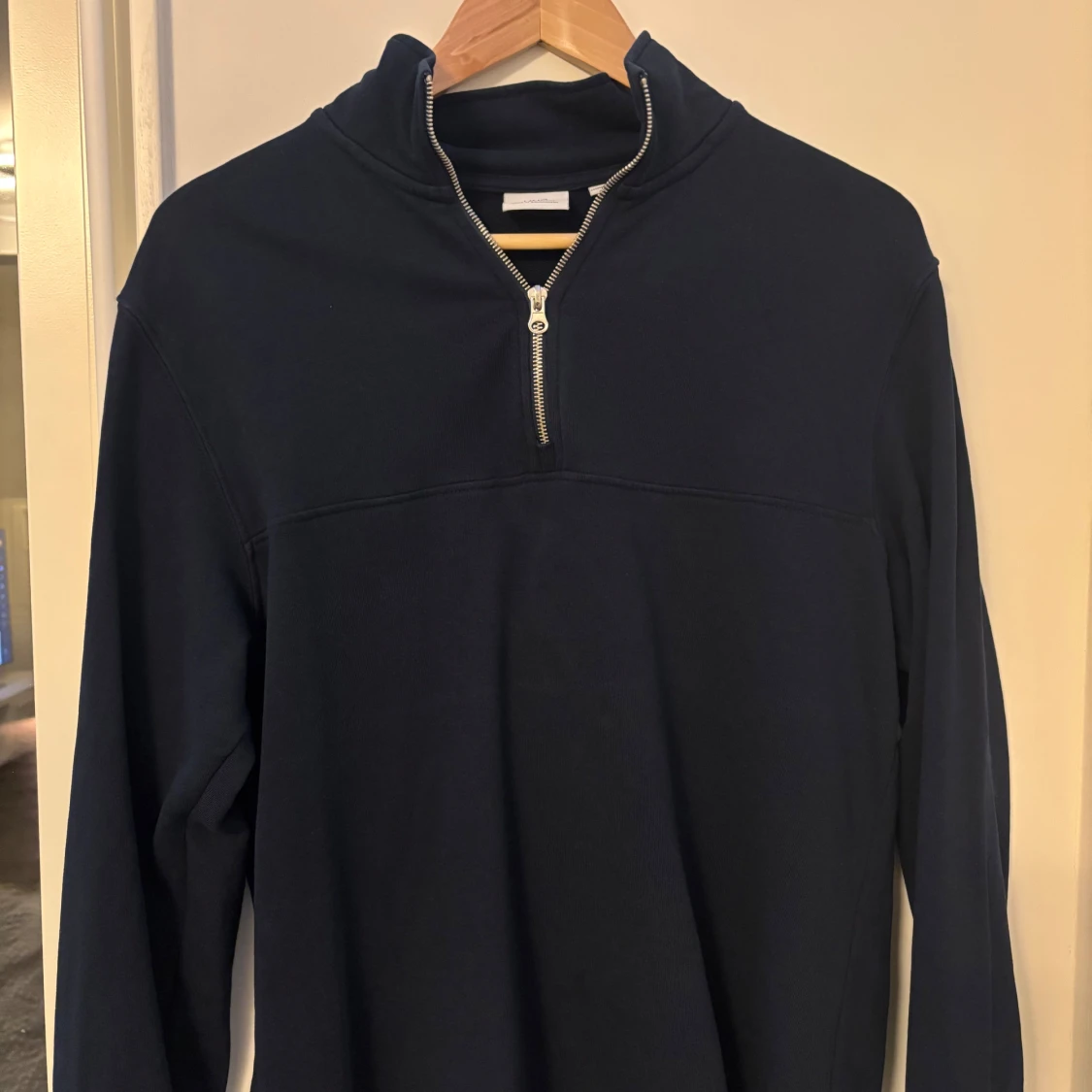 Mörkblå half zip tröja från MNG