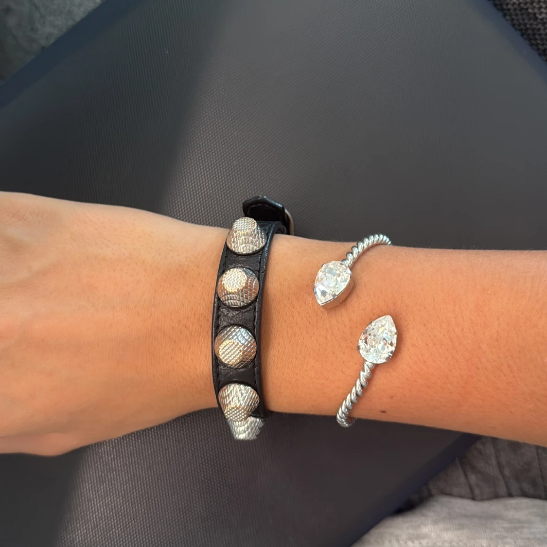 Svart smalt bälte med silvernitar - 2