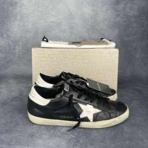 Golden Goose - Skick: 8/10. | Ingår: Skorna, Box, Dustbag. | Nypris: ~ 5500kr. | Givetvis äkta. | Mer hittar du på www.thegrandcloset.com.