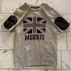 Beige stickad tröja Morris M - Mycket fin tröja i använt men ändå bra skick. Armbågslapparna är slitna men syns inte mycket under användning. Plagget har en mycket bra passform.