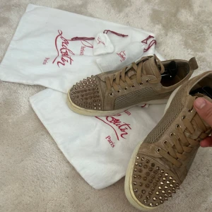 Christian louboutin  - Tvär feta Christian Louboutin skor som jag säljer då dem är för små, två dustbags, extra nitar och extra snören medföljer. Skick 8/10 lite smuts men som enkelt går bort med en mocka borste. Kan tänka mig gå ner i pris vid snabbaffär🤝