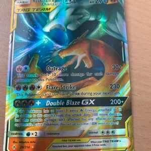Reshiram & Charizard GX TAG TEAM - Säljer poliskontoret Reshiram och Charizard det är värt 550 och säljer det för 350 (det är lite repigt)