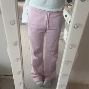 Ljusrosa mjukisbyxor med snörning - Supersöta rosa mjukisbyxor från Gina, väldigt fint skick, strlk xs