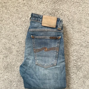 Nudie Jeans - Sjukt snygga jeans från märket Nudie Jeans | Sjukt snygg färg, väldigt eftertraktade | Skick 8/10 - finns ett hål på framsidan av vänstra knät  | Storlek W27 L32| Jag kan gå ner i pris ‼️Kom gärna med bud och hör av dig vid minsta lilla fråga.