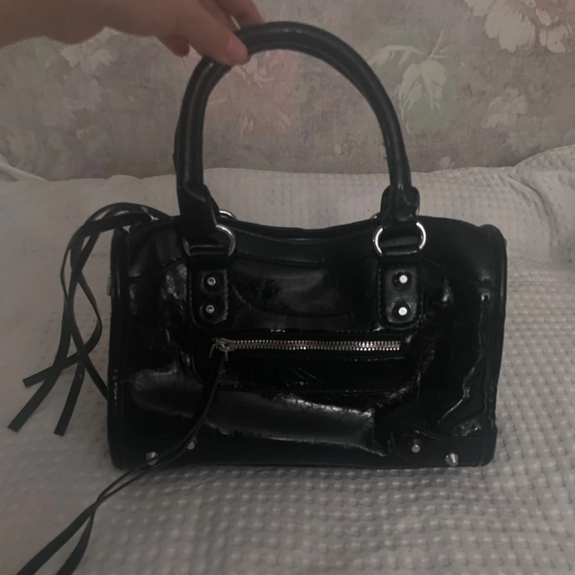Svart handväska med dragkedja och nitar - 1
