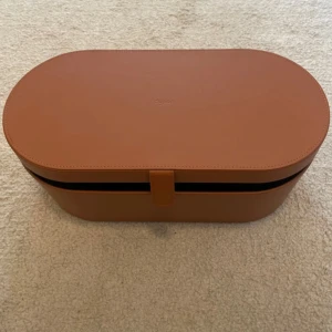 Dyson Airwrap Complete - Dyson Airwrap Complete i originalförpackning med flera tillbehör. Perfekt för styling och torkning av hår med avancerad teknologi. Snygg och praktisk förvaringsbox ingår.                                                          Helt ny använt endast en gång!  Råkat göra sönder den plastgrejen som sitter längst ner vid dyson texten! Går att köpa ny del på dysons hemsida.